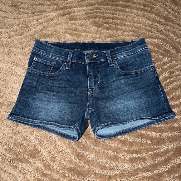mid rise Levi shorts - Picture 3 of 4